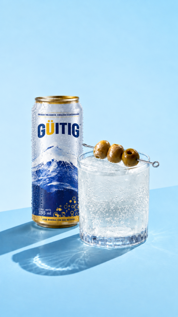 Agua Volcanica Junto A Aceitunas
