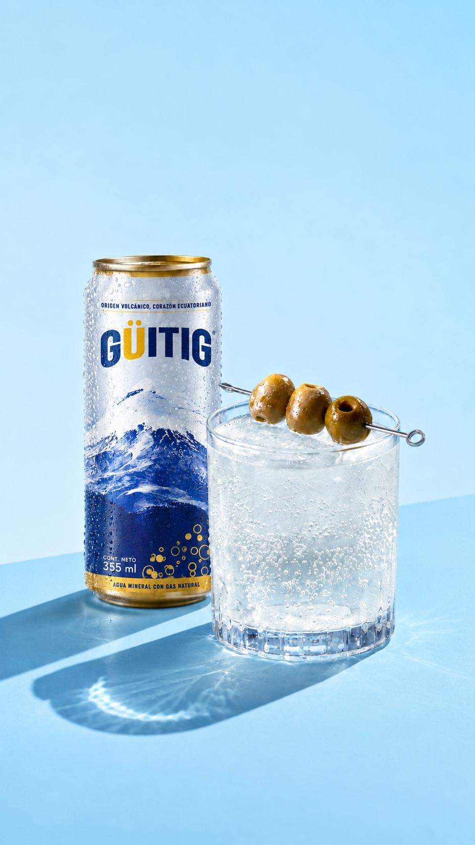 Agua Volcanica Junto A Aceitunas