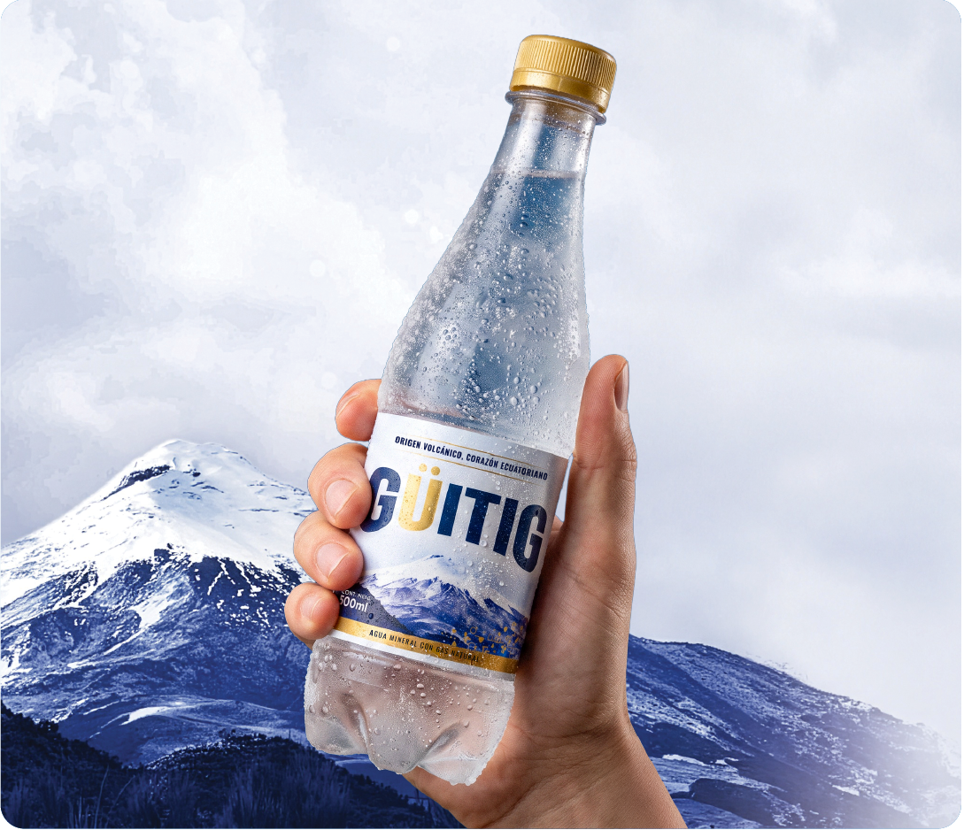 Botella de Güitig frente a los Andes ecuatorianos